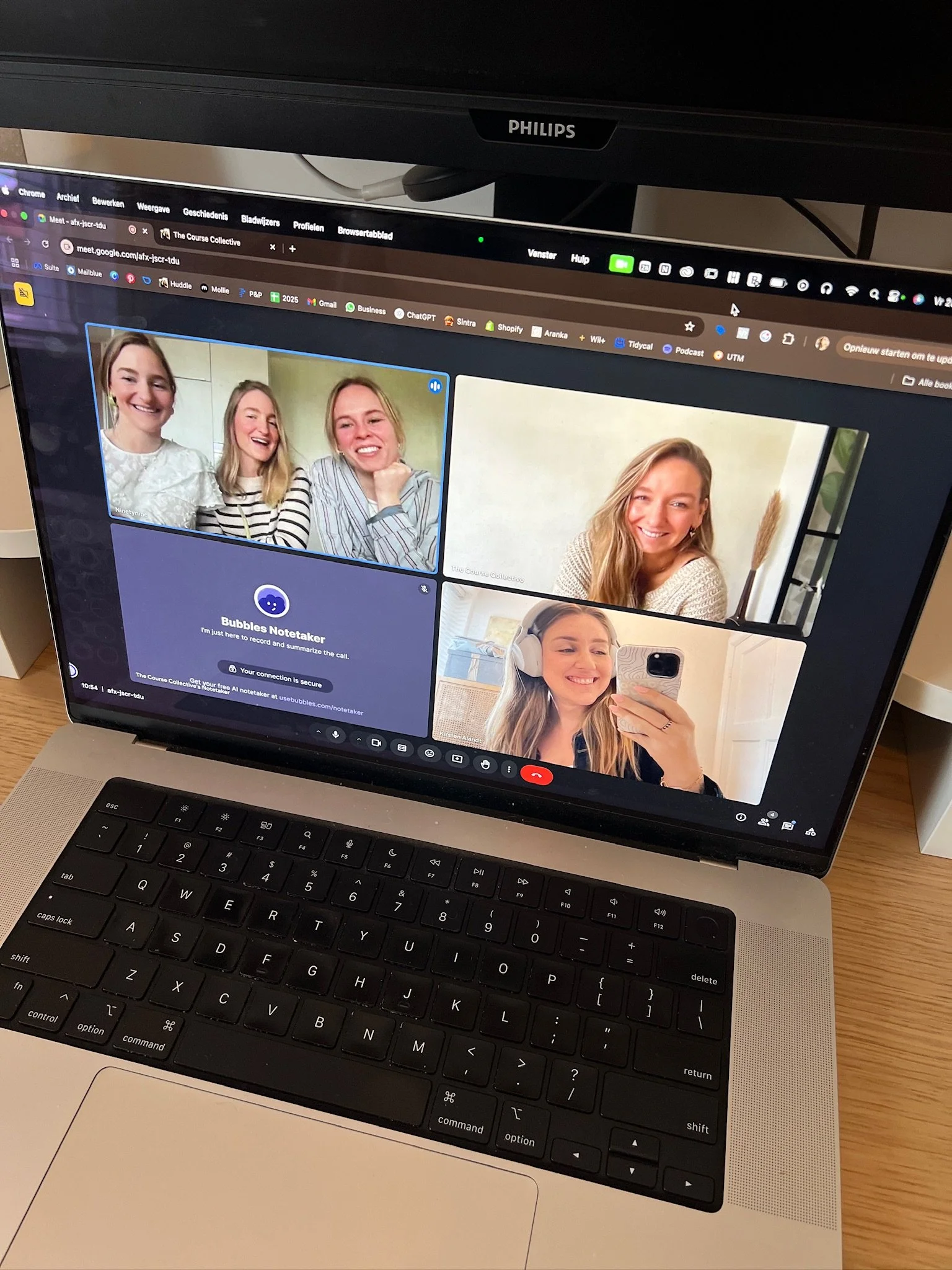Kirsten en Sharona online meeting met klant via Google Meet