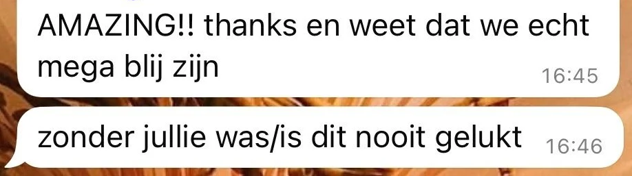Een screenshot van een chatbericht met uitroeptekens, waarin iemand zegt dat iets geweldig is en dat ze blij zijn, en dat het zonder de betrokkenen nooit gelukt zou zijn.