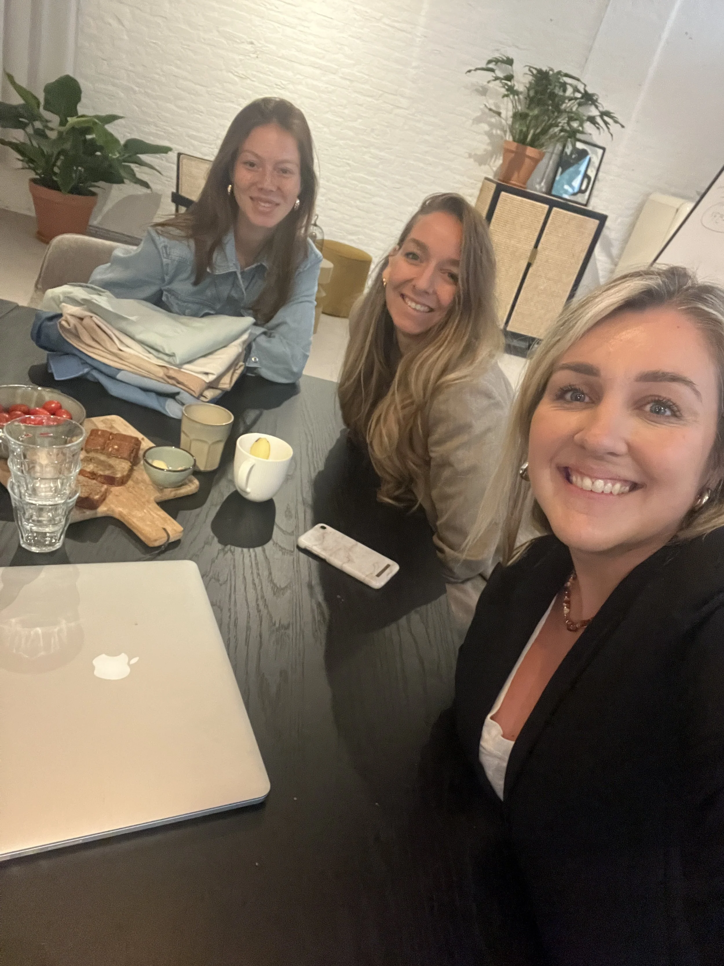 Kirsten en Sharona meeting met Romy van Osutori voor Build & Launch