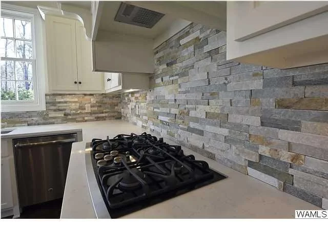 Gas cooktop and backsplash