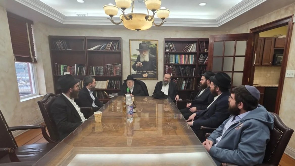 Rabbonim Meet with Vaad Hakohol for an Uplifting Discussion