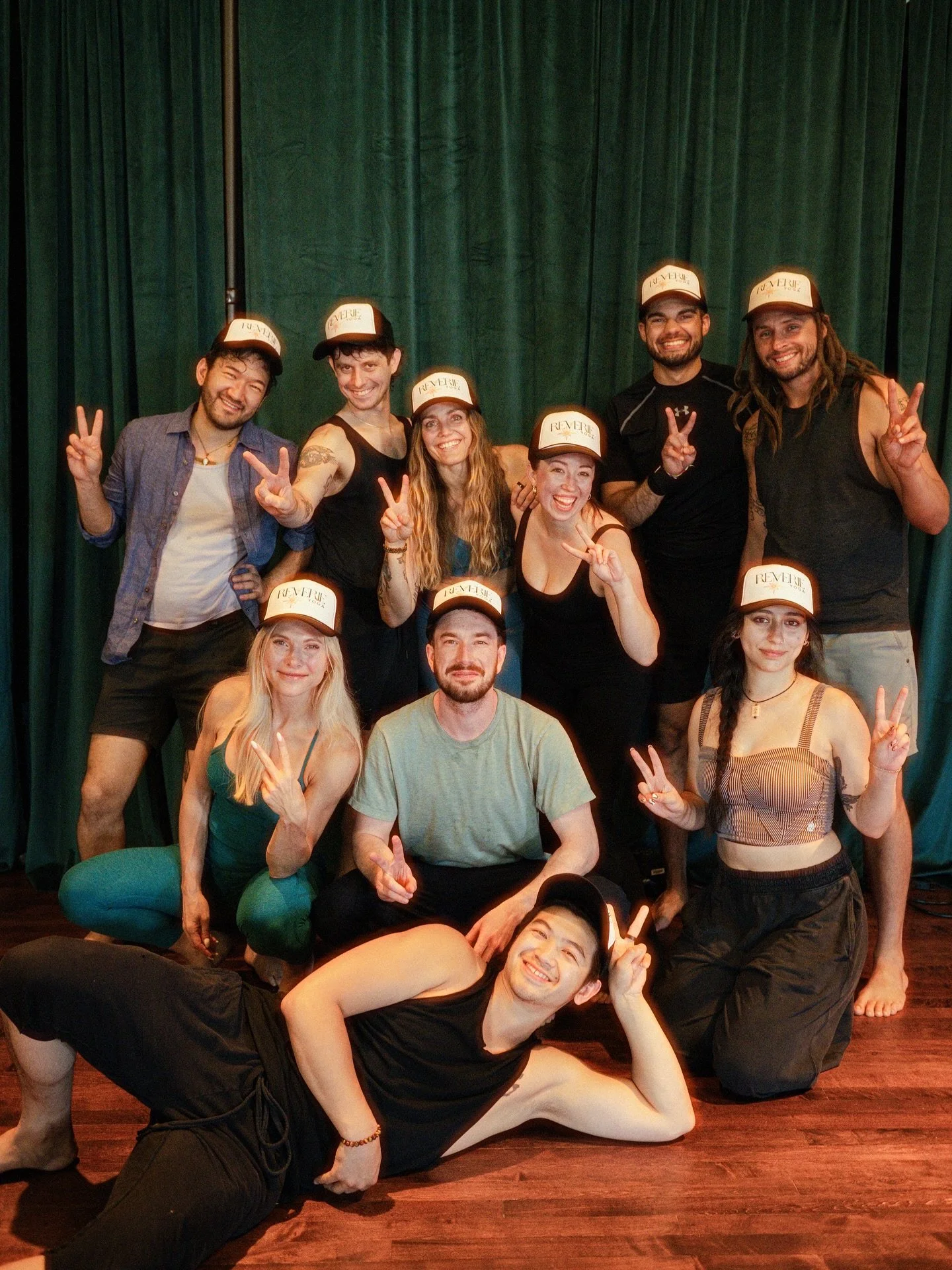 Community is what happens when you do what you love together✌🏽 #yoga 

@shellynstorm @gone.wilder @tracymunsonyoga @locphule @team.dandelion @justin.kollmann @_sidney_wells @burleywood @odublove @damonomusic 

📷: @schlaeppiphoto 🙏🏼

#Yoga #YogaLi
