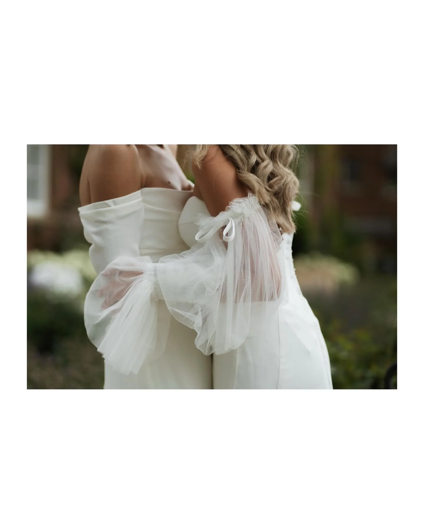 @beckandamanda at Norwood Park.
Sharing a few gorgeous moments and delicate details from this July day. Still obsessed with B&amp;A&rsquo;s bridal looks and how perfectly they complemented one another - the fabrics, sleeves and textures. @theivoryedi