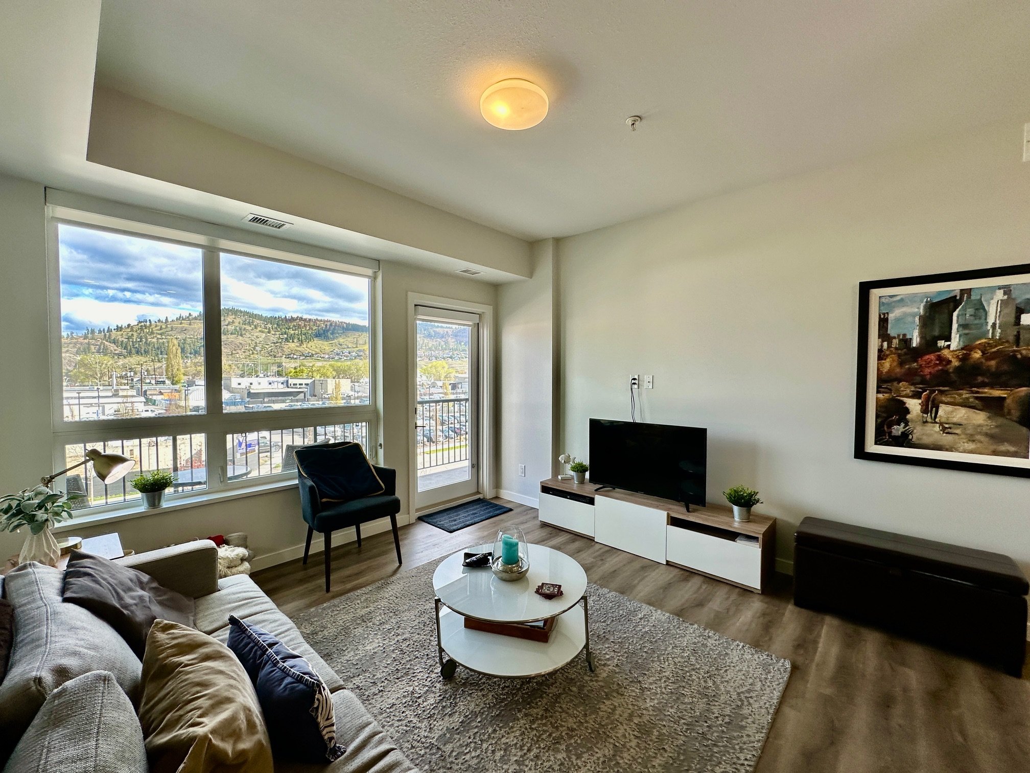 2 Bed 1 Bath | Downtown Kelowna | Mountain Views & Free Parking