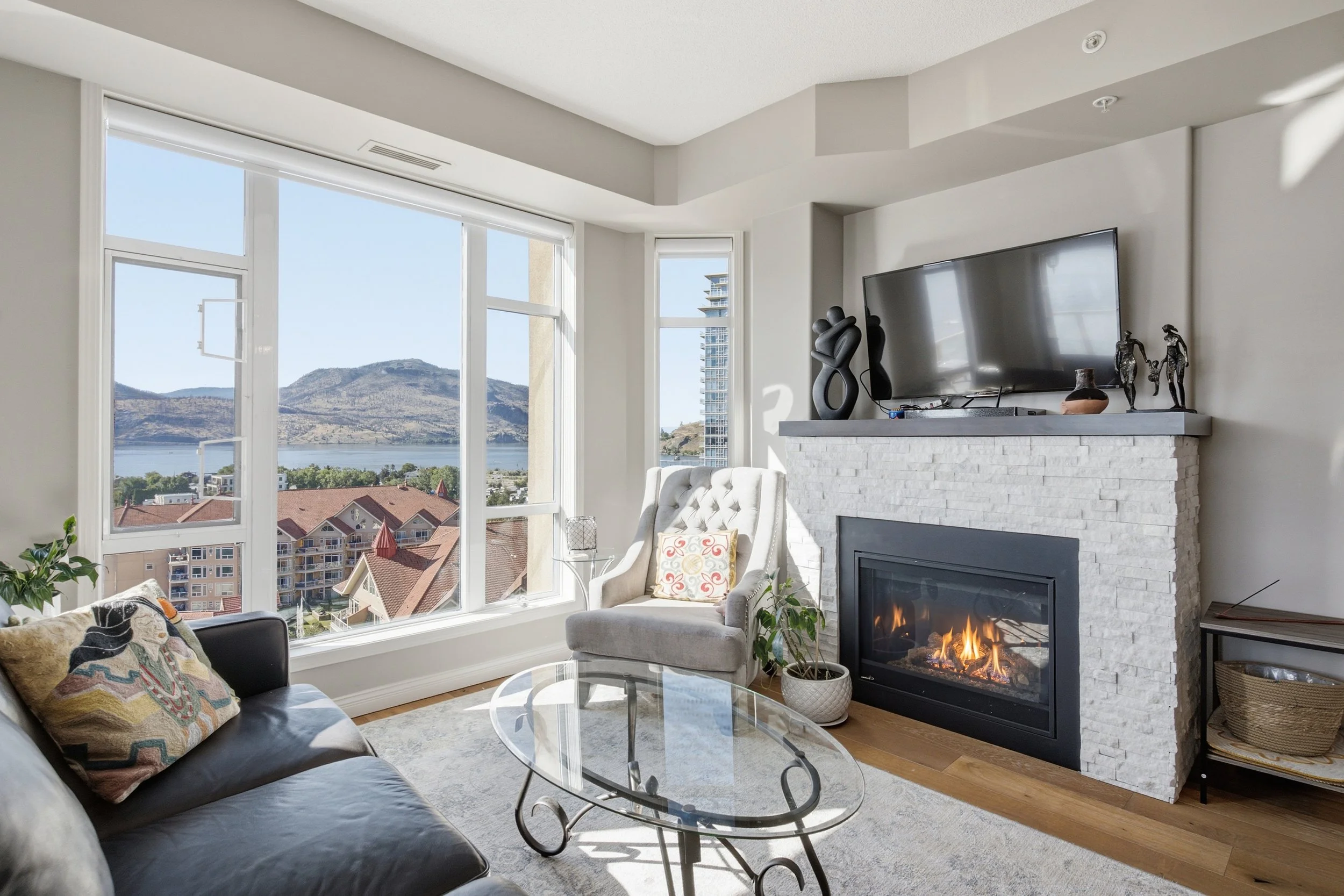 2 Bed 2 Bath | Downtown Kelowna | Unobstructed Views, King suite, Free parking, Rooftop Pool