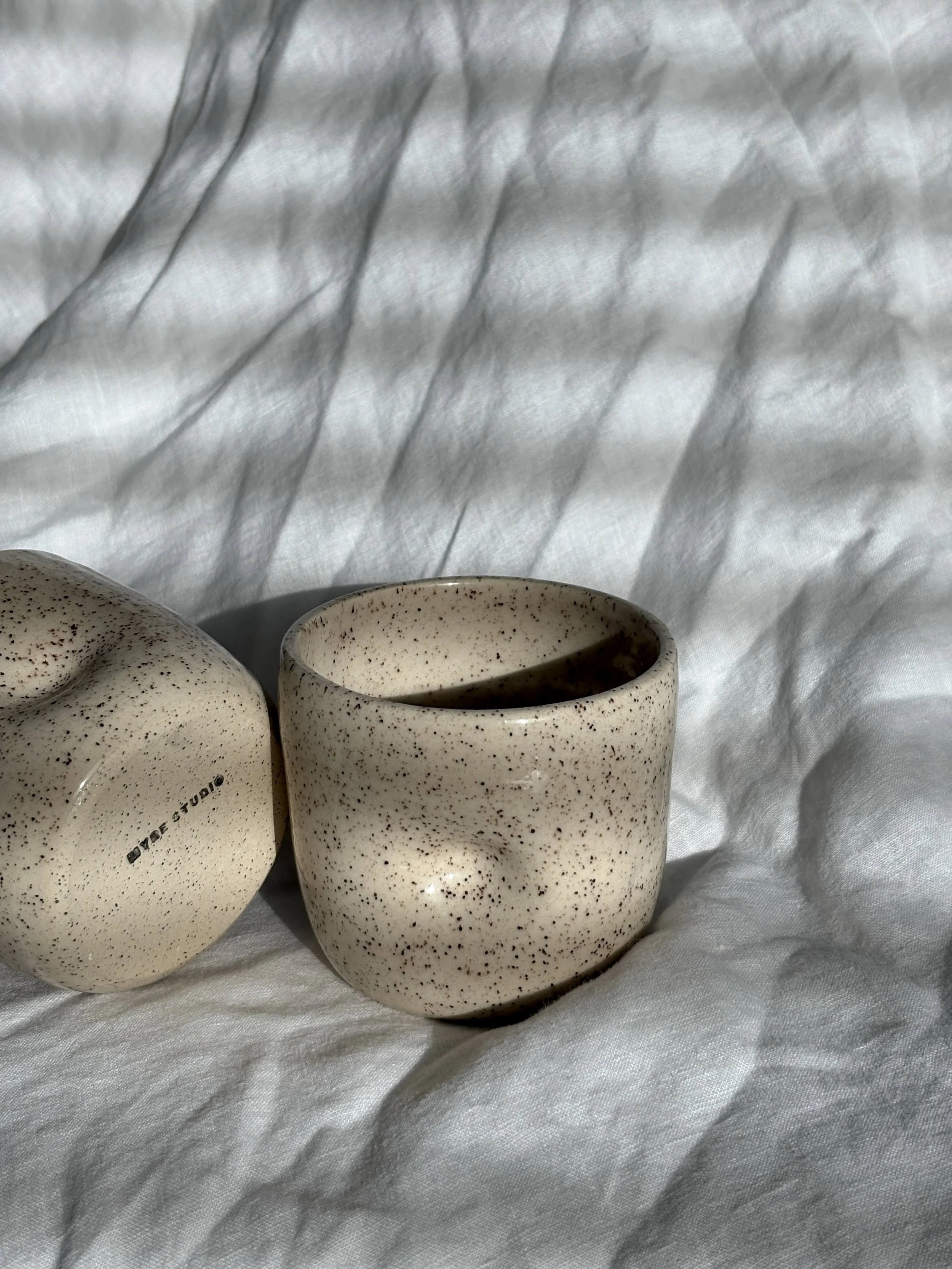 THE DIMPLE CAPPUCCINO CUP IN SPECKLE BEIGE - 10oz