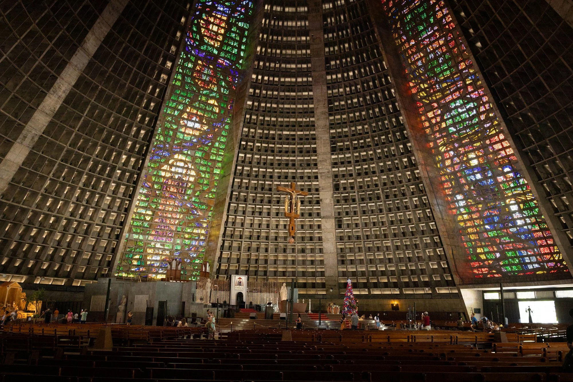 interrieur de la cathédrale rio de janerio vitraux.jpg
