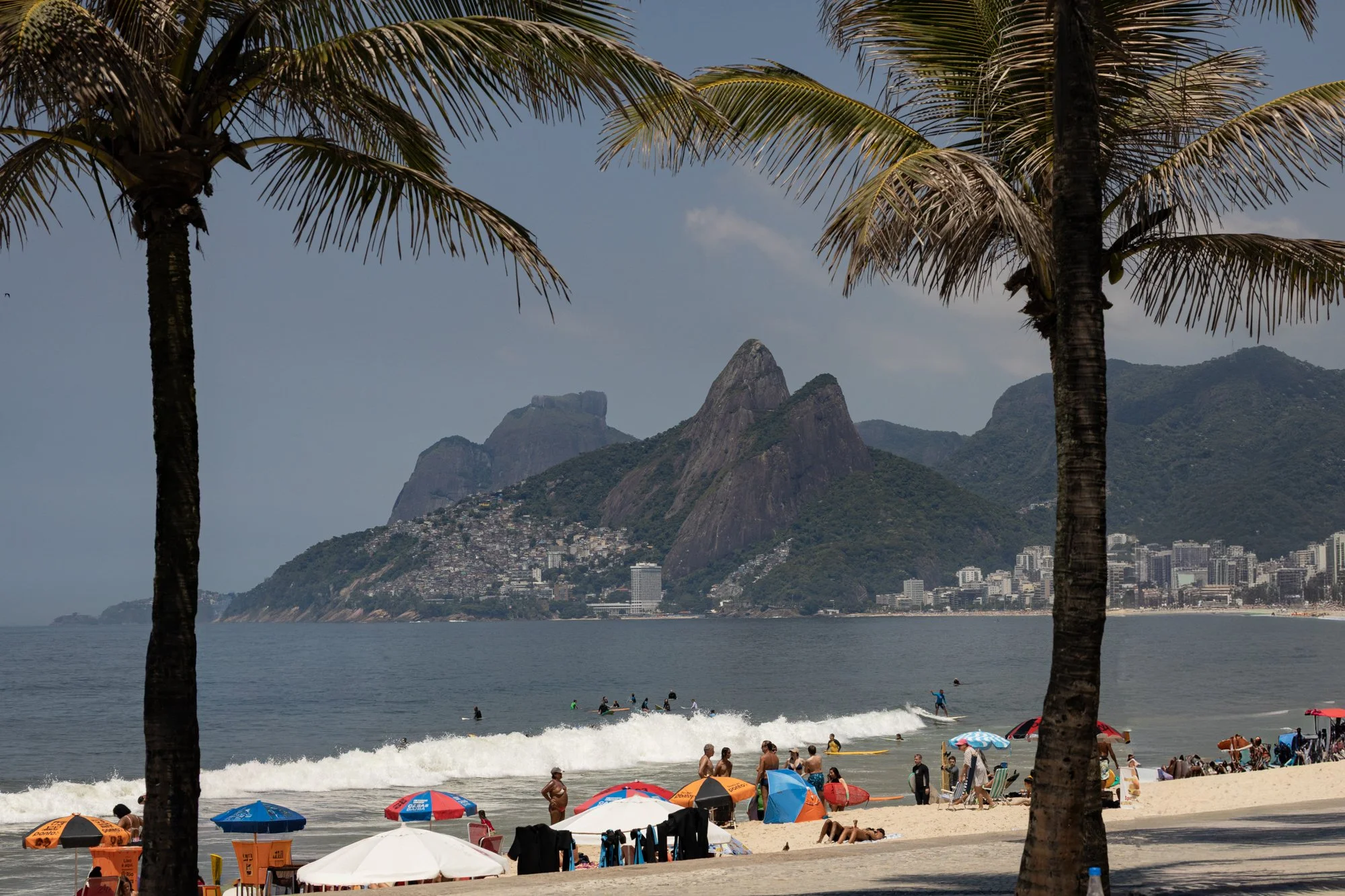 vue sur la plage de ipanema sur le rocher.jpg