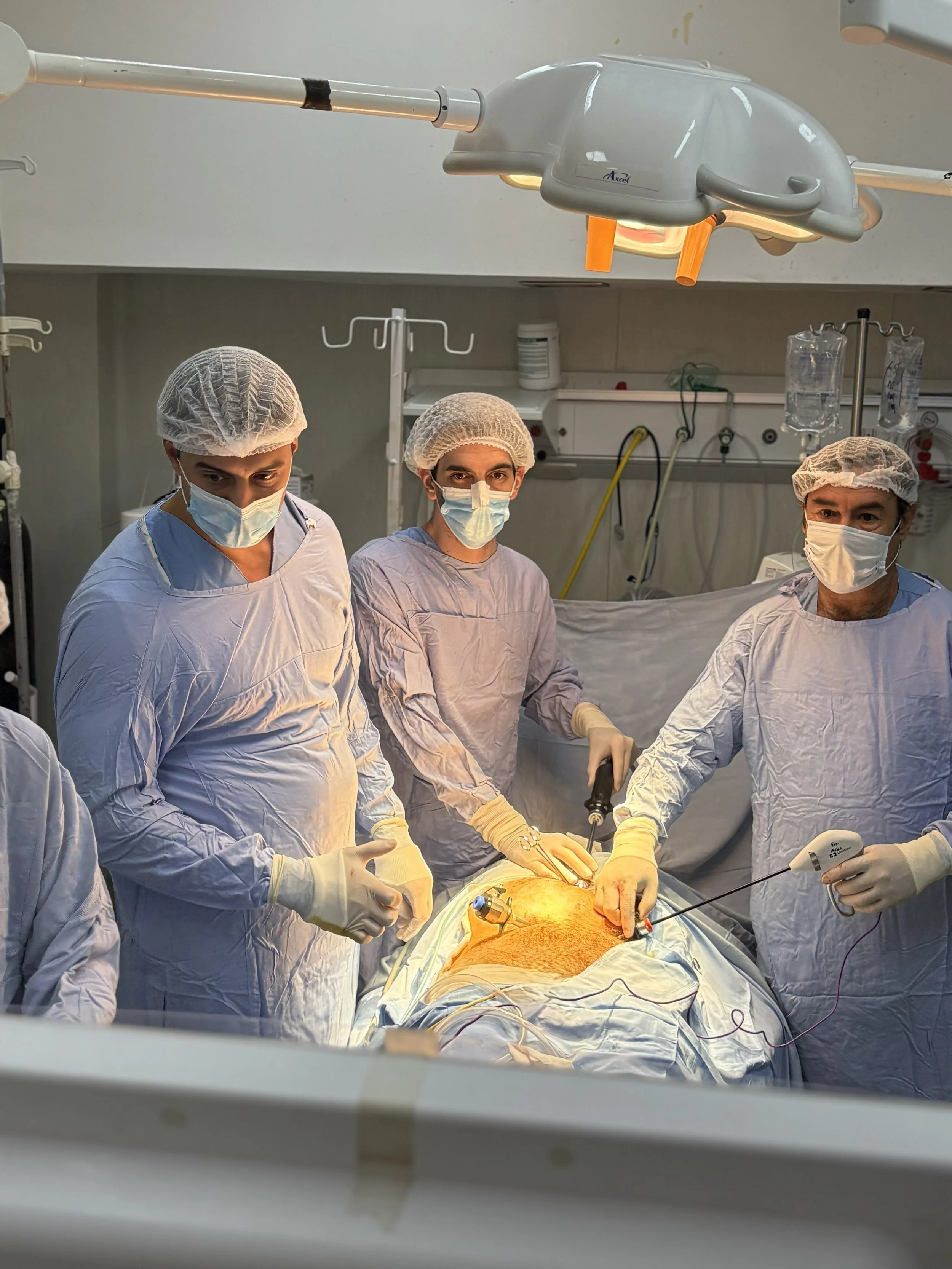 Equipo médico realizando una cirugía en un paciente en un quirófano.