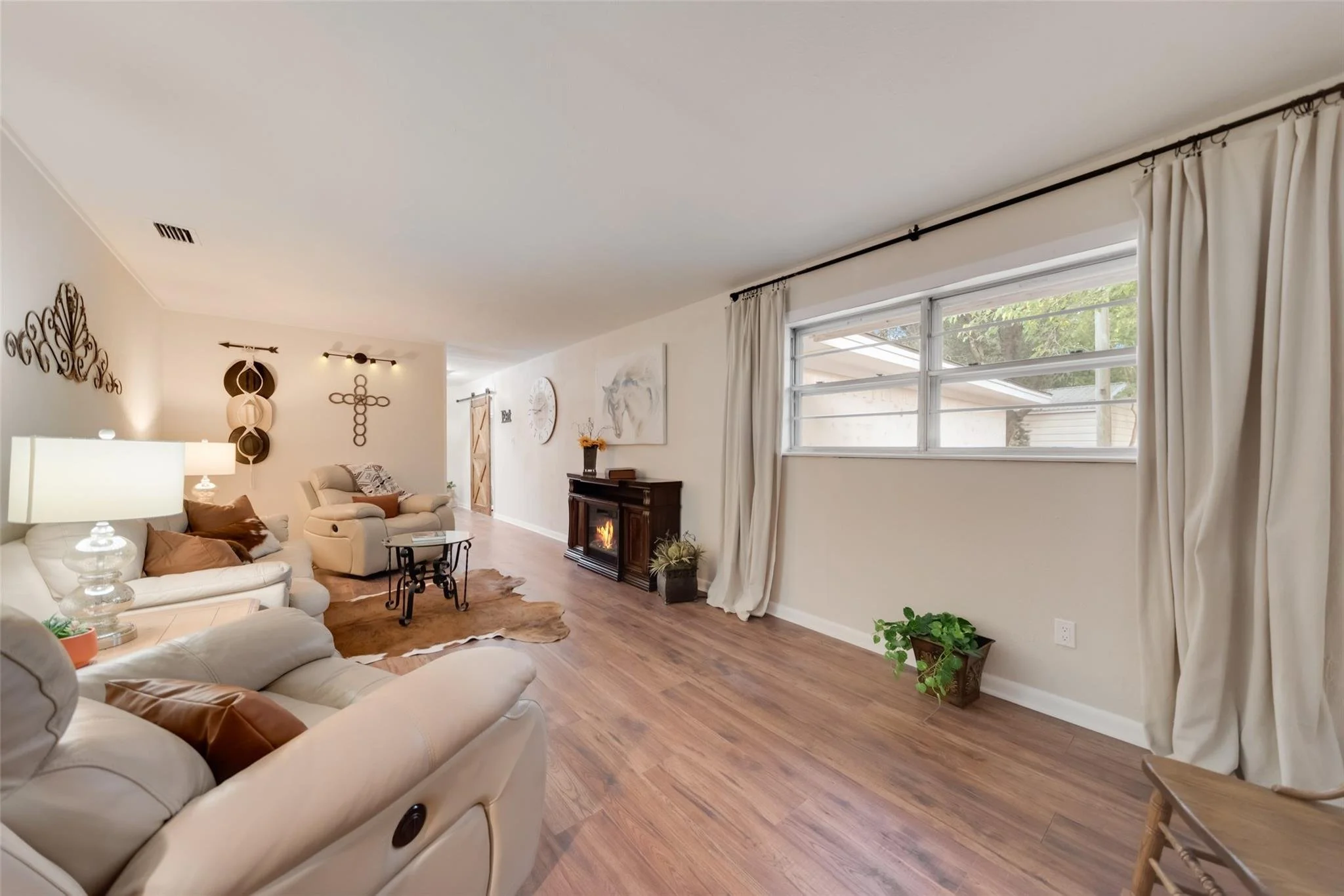 Living Room 3.jpg