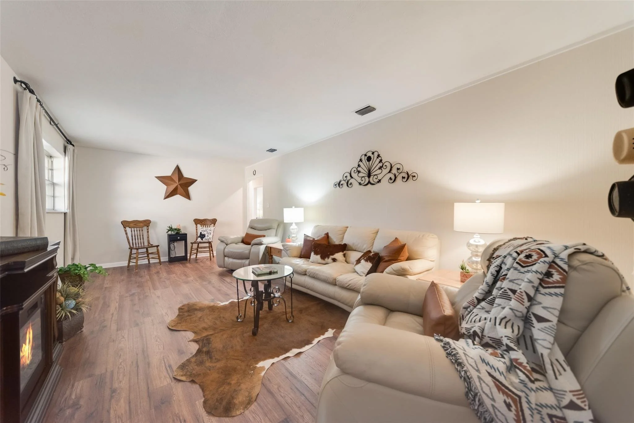 Living Room 2.jpg