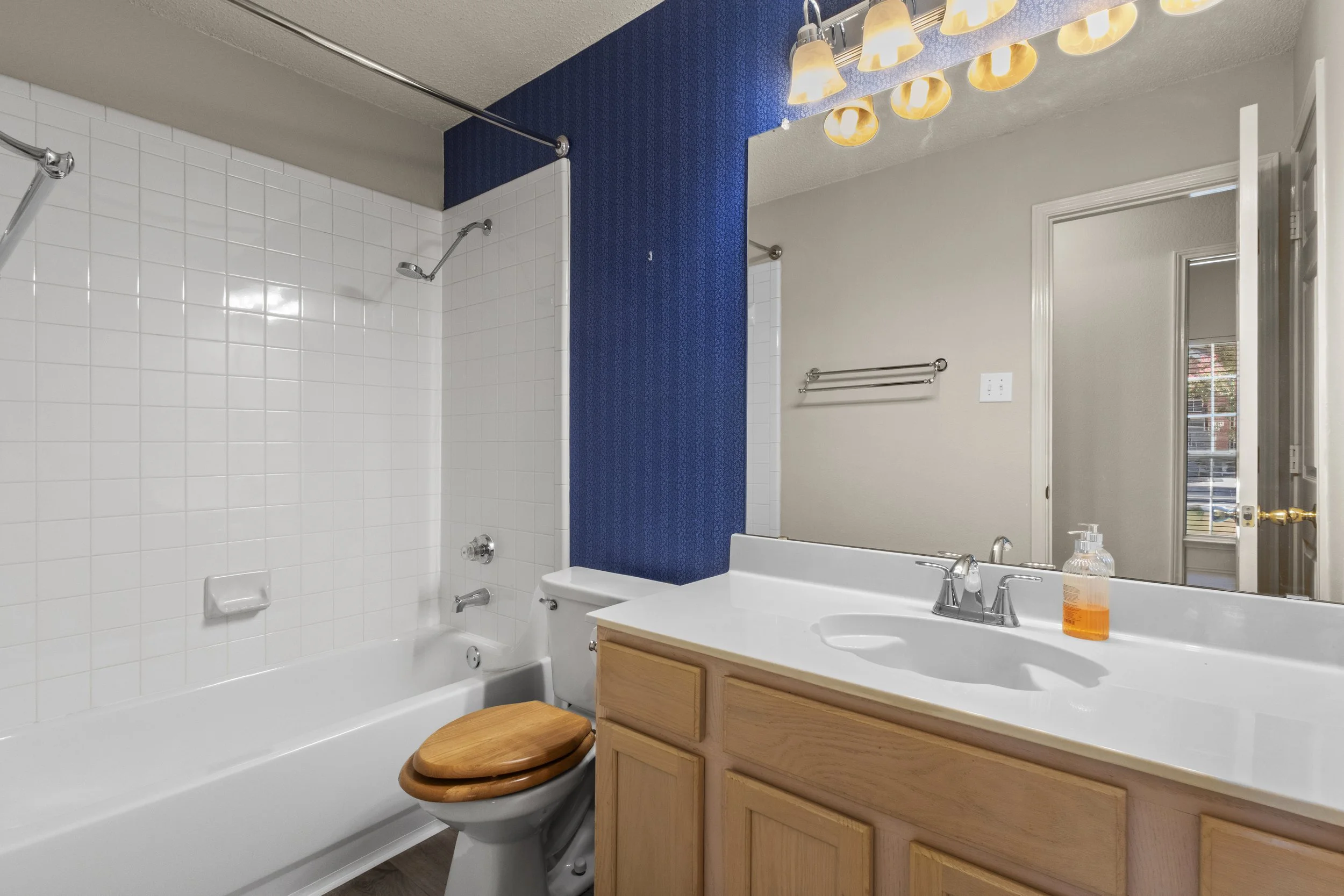 22_bathroom.jpg