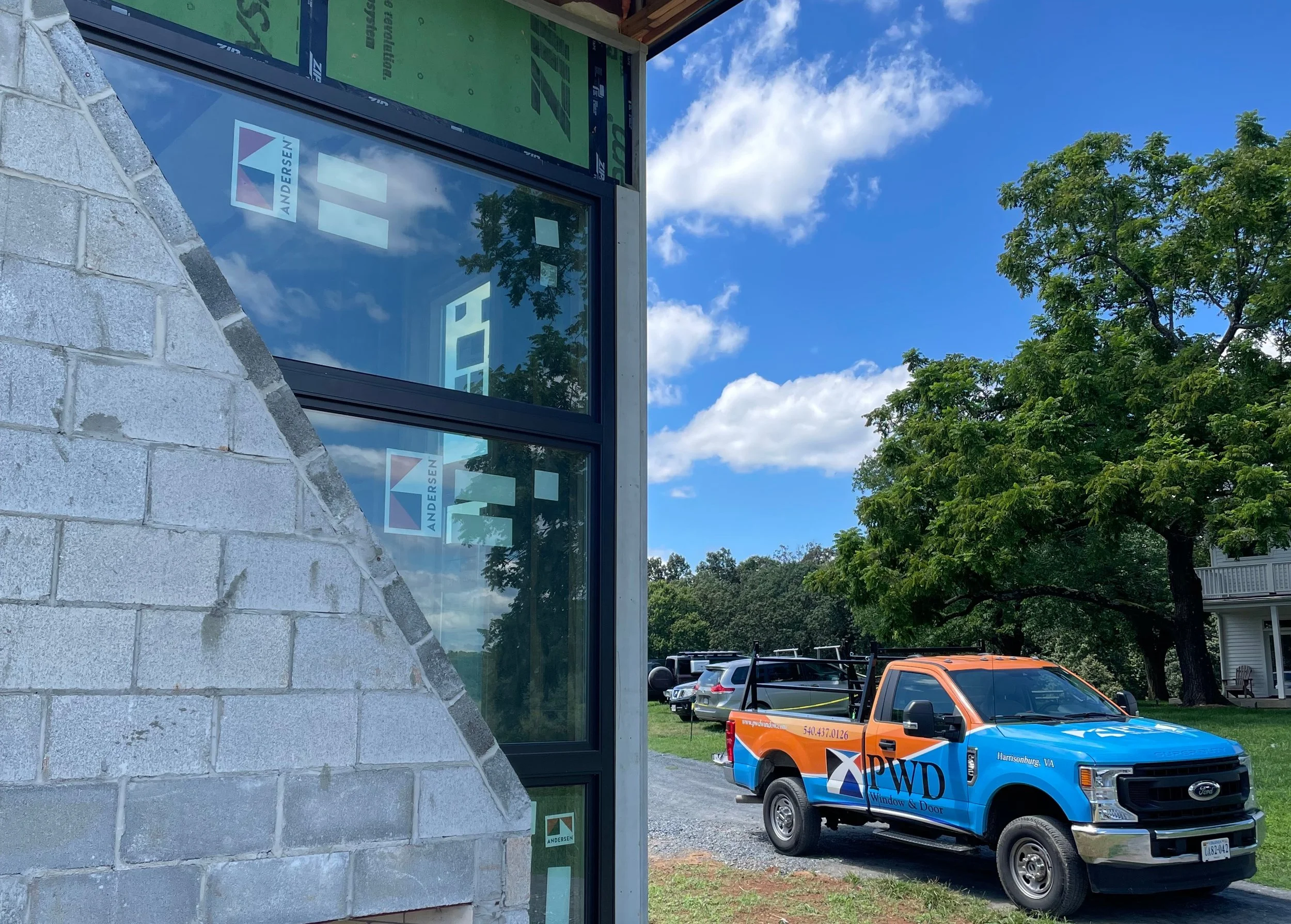 A Modern Pool House and Garage for a Quiet Getaway