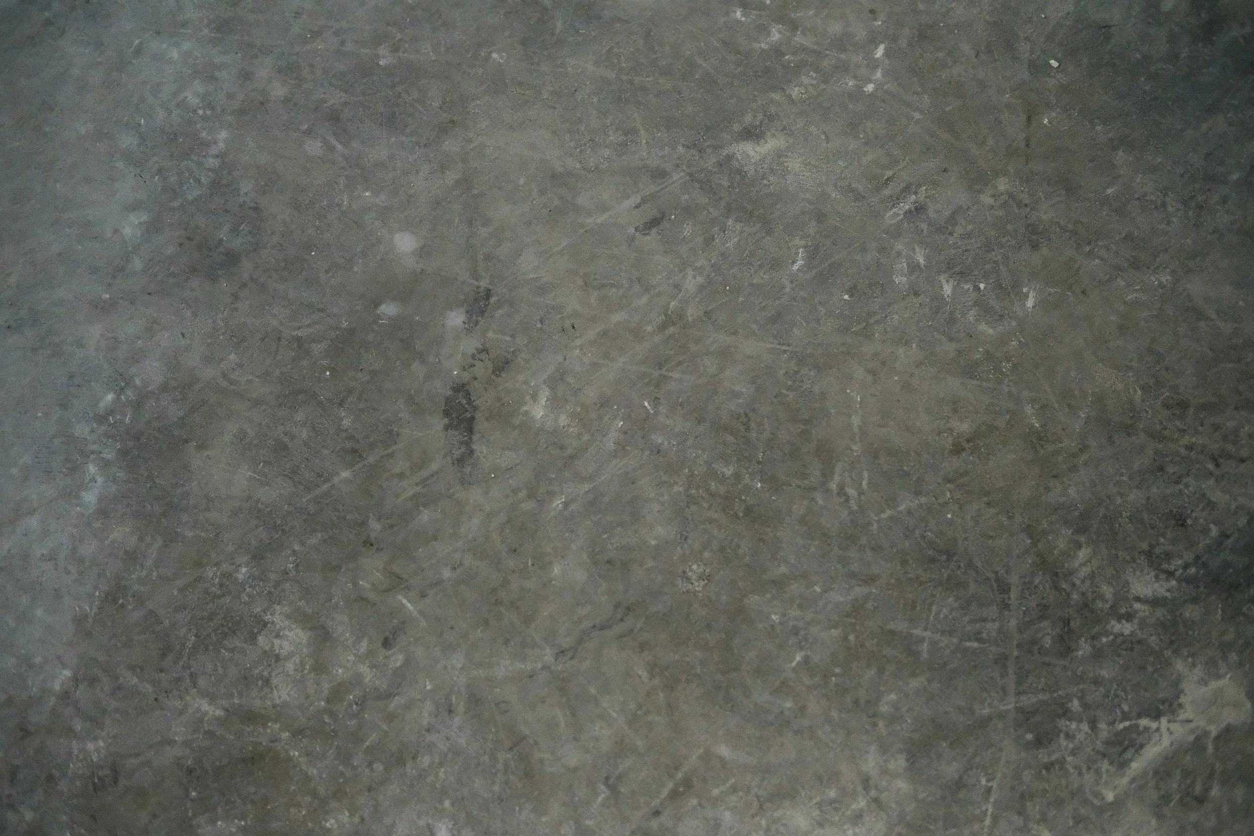 Surface plane en pierre ou en béton avec des marques et des égratignures