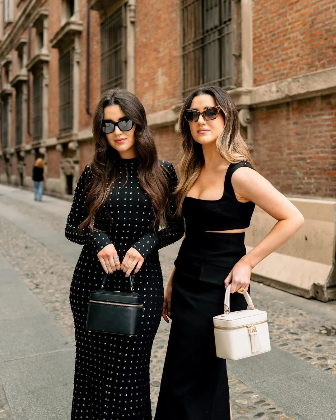 Una mattina con @sportmax retratada por nuestro queridísimo @samtakataka #milanfashionweek #mfw #sportmax #maxmara #milano #milanofashionweek #italy #fashionweek #twins #gemelas.jpg