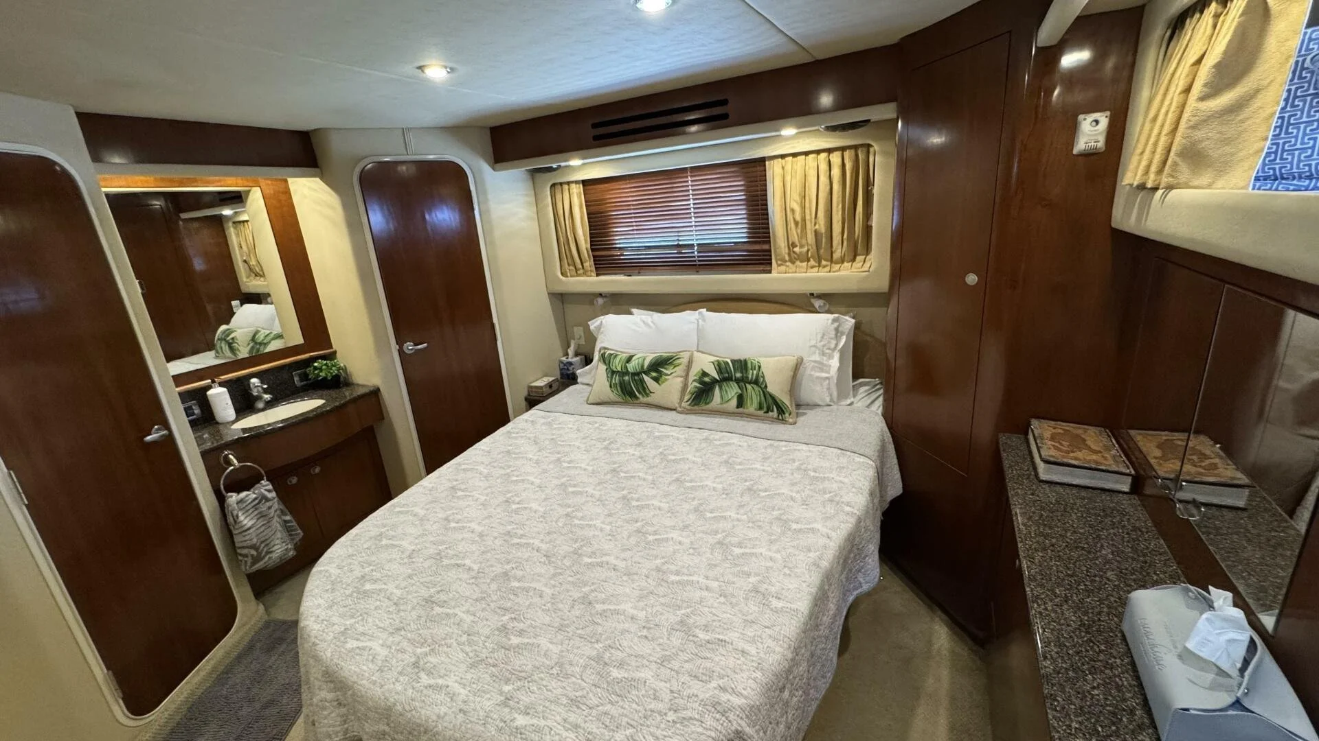 2005_390 motor yacht_a_019.jpg