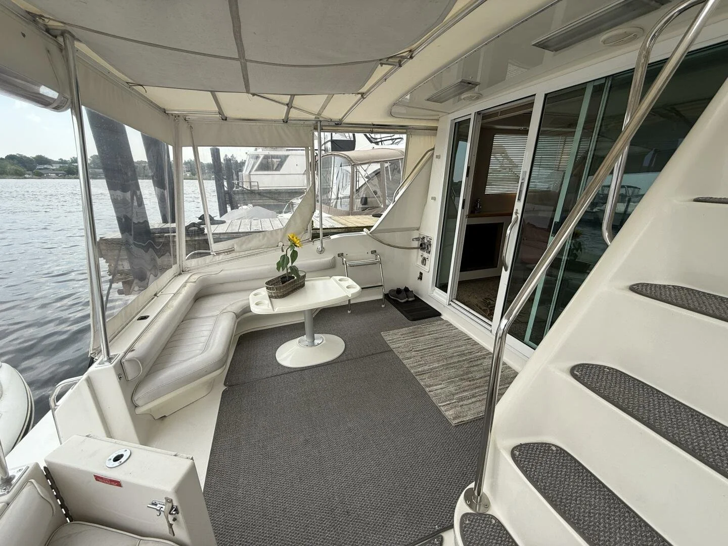 1995_550 sedan_a_016.jpg