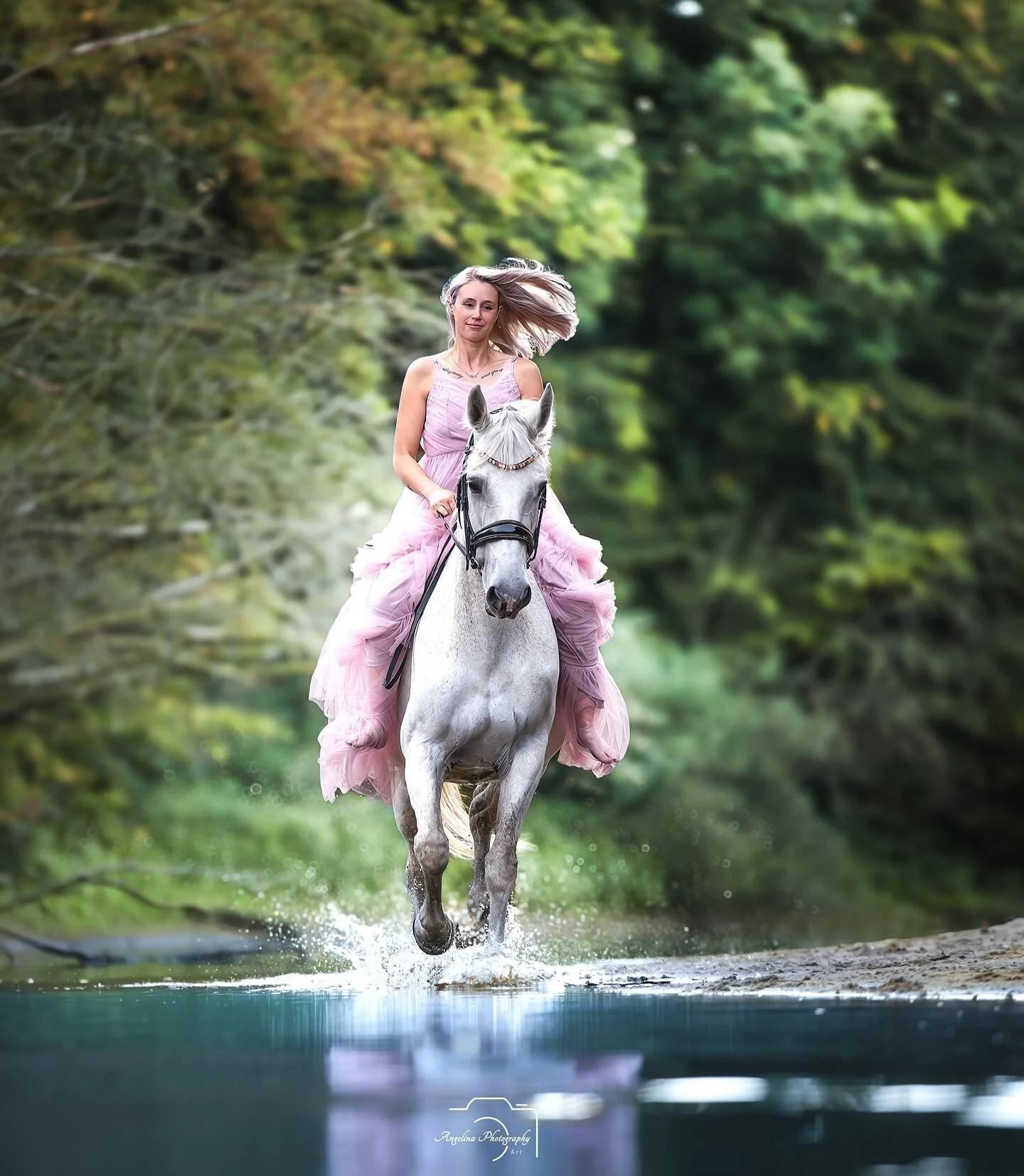 Ein Moment wie aus einem M&auml;rchen ❤️
Mitten in der Natur, nur das Pferd, die Stille des Wassers und dieser Hauch von Zauber.
Manchmal braucht es keine gro&szlig;en Worte &ndash; nur ein Gef&uuml;hl, das bleibt

#pferdefotografie #fineartphotograp