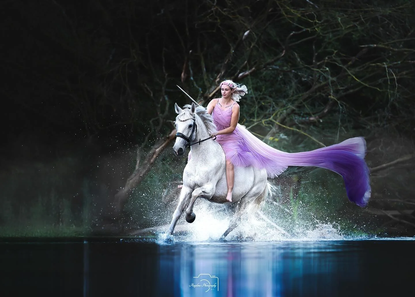 Was soll ich sagen. Ich hatte eine Idee und diese musste umgesetzt werden und es lief super..Pearl hat es so gut mitgemacht ☺️

#elfe #mhystic #dream #nebel Rauch #smoke #horse #kleid #photographer #tierfotografin #tierfotografie #tierfotografinnrw #