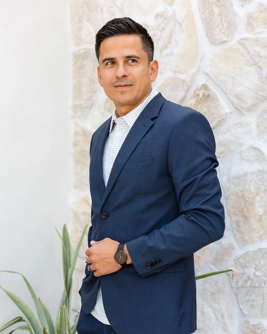 kimmorriscreative-lifestyle-headshot-power-man-standing