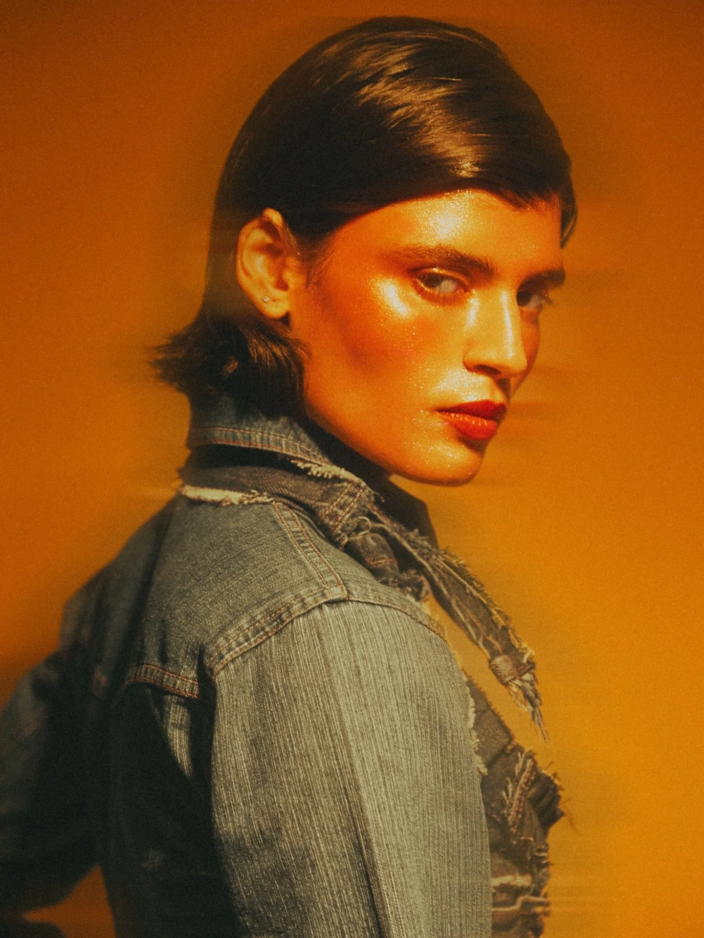 Entre Tormentas

Model: @yunuensantacruz  at @mmrunway 
MUAH: @fernandao_mua 
Styling: @ruthbuendiap 
Photo: @ricardosolis_ph 

#fashionshoot #fashionportraits #fashionphotography #fotografocdmx #mexicanphotographer #fotografoencdmx
#Ricardosolis #te