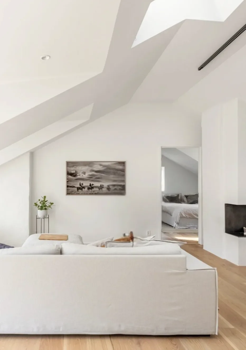 Ein modernes Wohnzimmer in einem Loft mit weißen Wänden im Skandinavischen Stil.