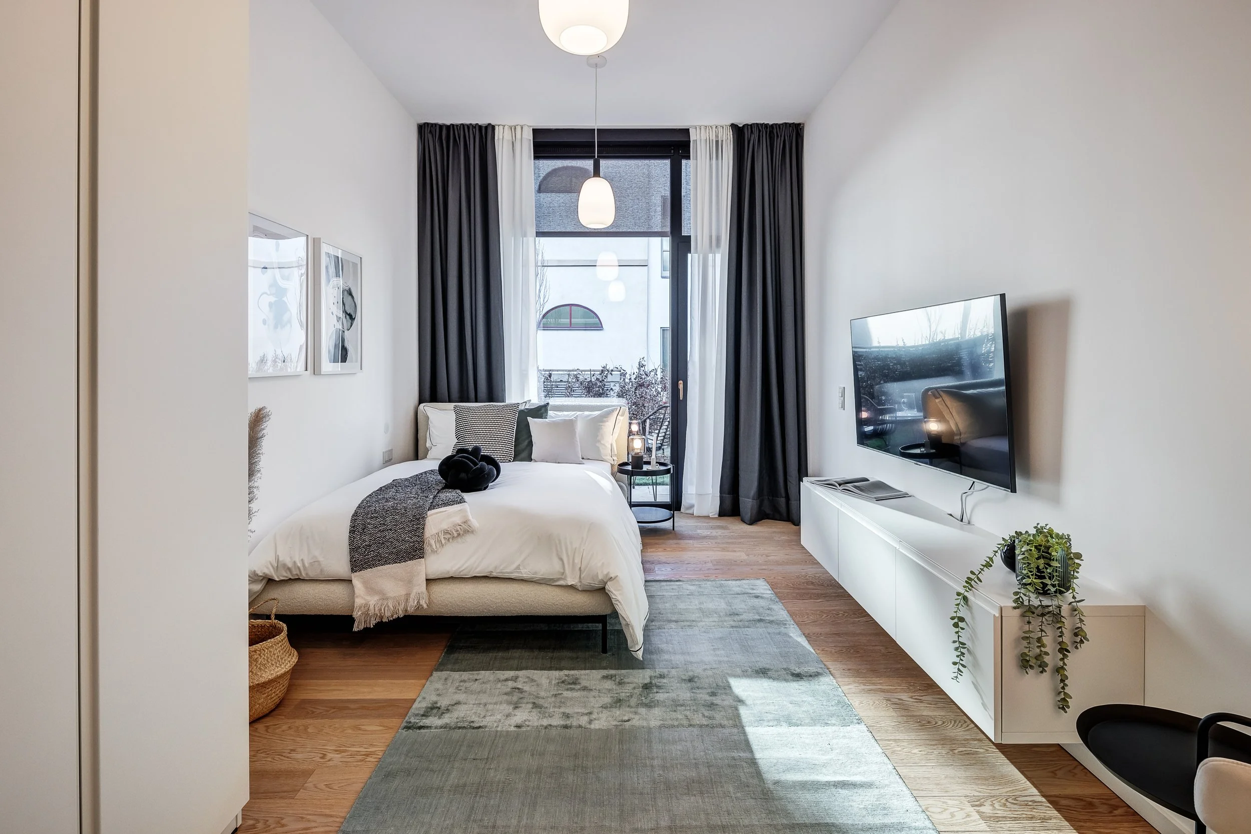 Modernes Schlafzimmer nach Interior Design Konzept von Onterior - Dein Online Interior Design Studio. 