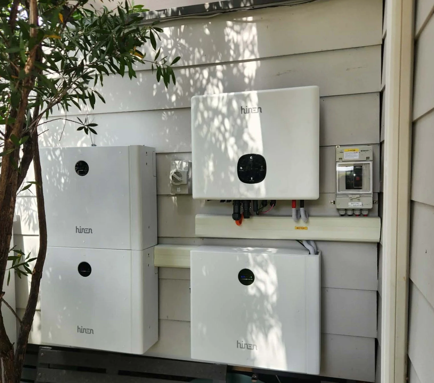 🔋Want to reduce your power bills?

This customer already had a 6.6kw system and were looking to reduce their electricity bills significantly. Now, instead of sending most of their solar generation to the grid, it is stored in this 15kw AC coupled ba