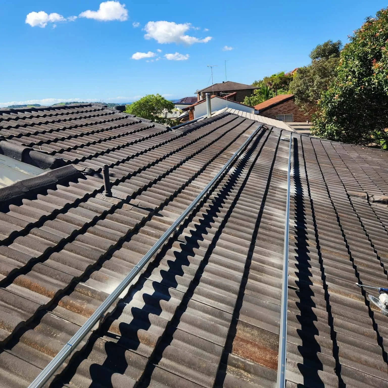 🌞 Solar power doesn't need to take up your entire roof!

Here is a beautiful little 4.84kw hybrid system with 15kw battery storage. 

Enough to make a dent in those crazy electricity bills at todays rates 😎

Want to get started and not sure how? Ca