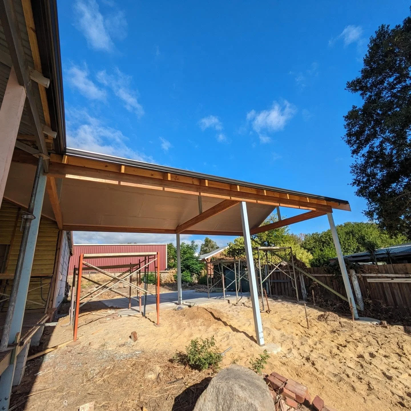 Nice little alfresco knocked out for @aplconstructionperth.
Peep the crispy mitres on the exposed beams. 

#carpentry#buildingperth#crispy#keepcraftalive#framersareadyingbreed#alfresco