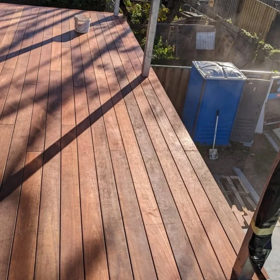 Nice balcony deck on our Cottesloe project for @aplconstructionperth 

135mm jarrah decking from @franzbuildingsupplies 
@wurthaustralia for quality screws
@equinoxcarpentry and @theonly_friday with the carpentry skills

All the above equals a timele