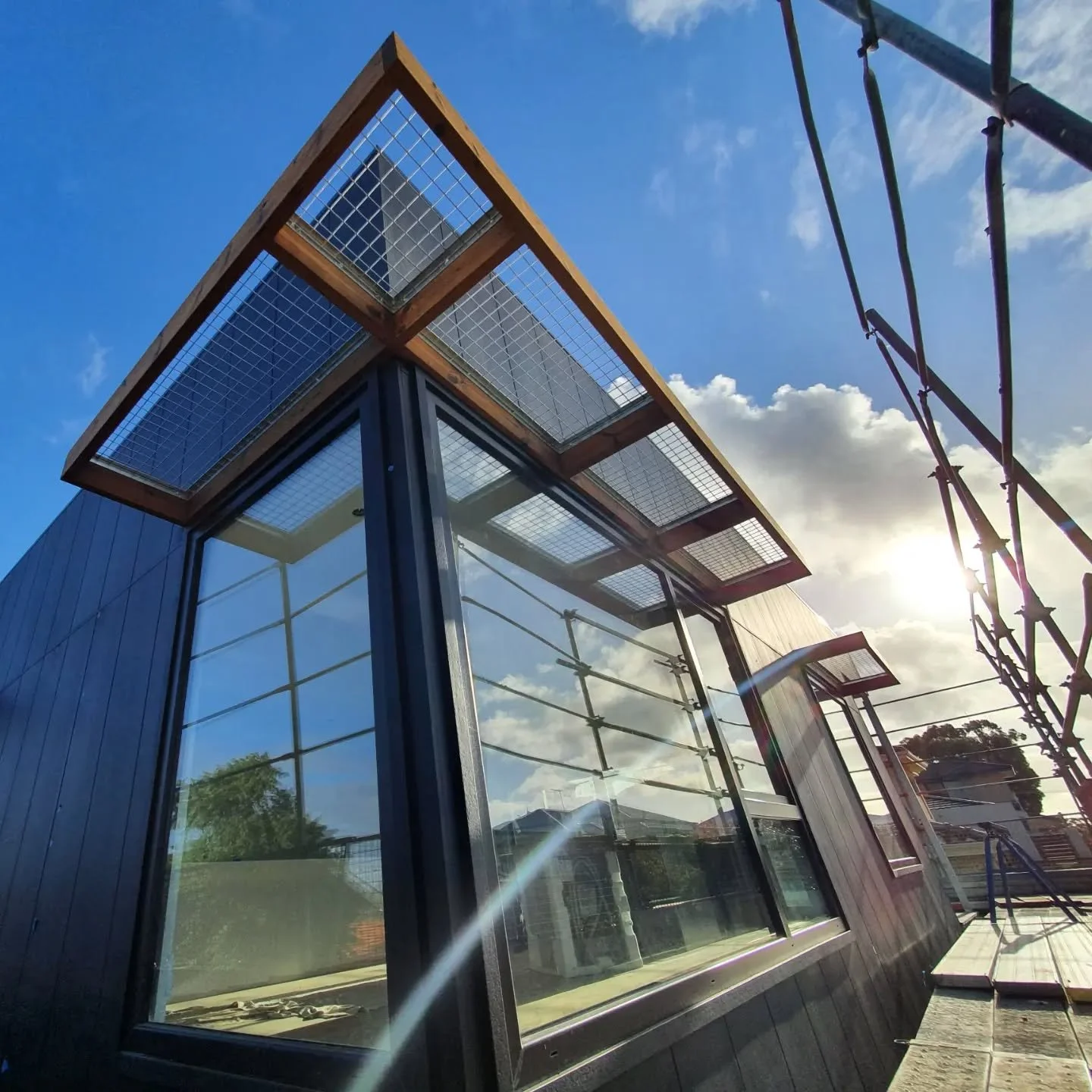 #throwbackthaturday 

Feature window awnings using mixed materials. 

Lunawood from @franzbuildingsupplies 
@jameshardieau axon cladding
Galvanised Steel

#perthbuilders 
#perth#carpentry#carpentryaustralia