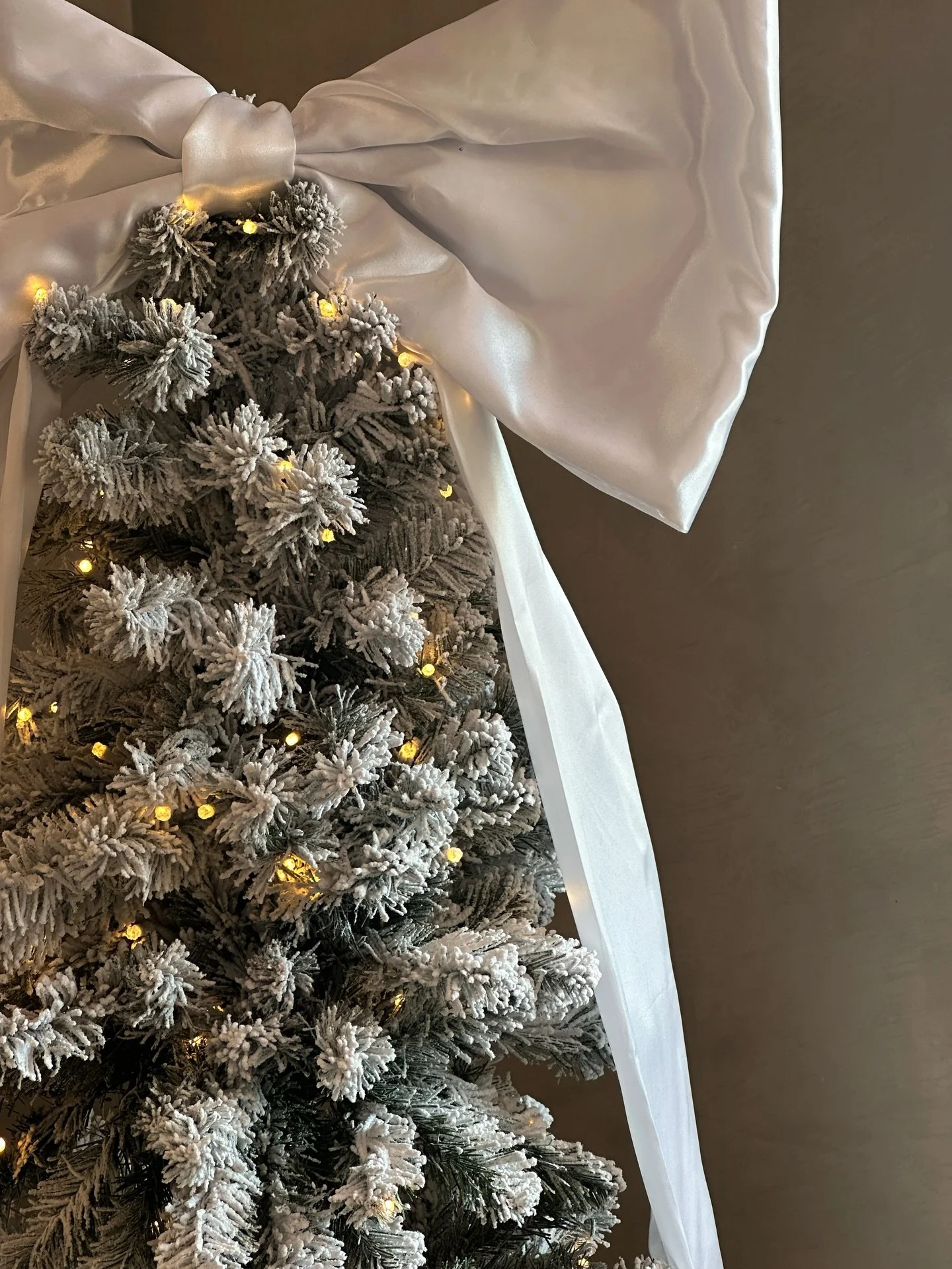 Gifting made glam. Our limited-edition Oribe Christmas packs are wrapped, ready and pure luxury under the tree ✨🎁