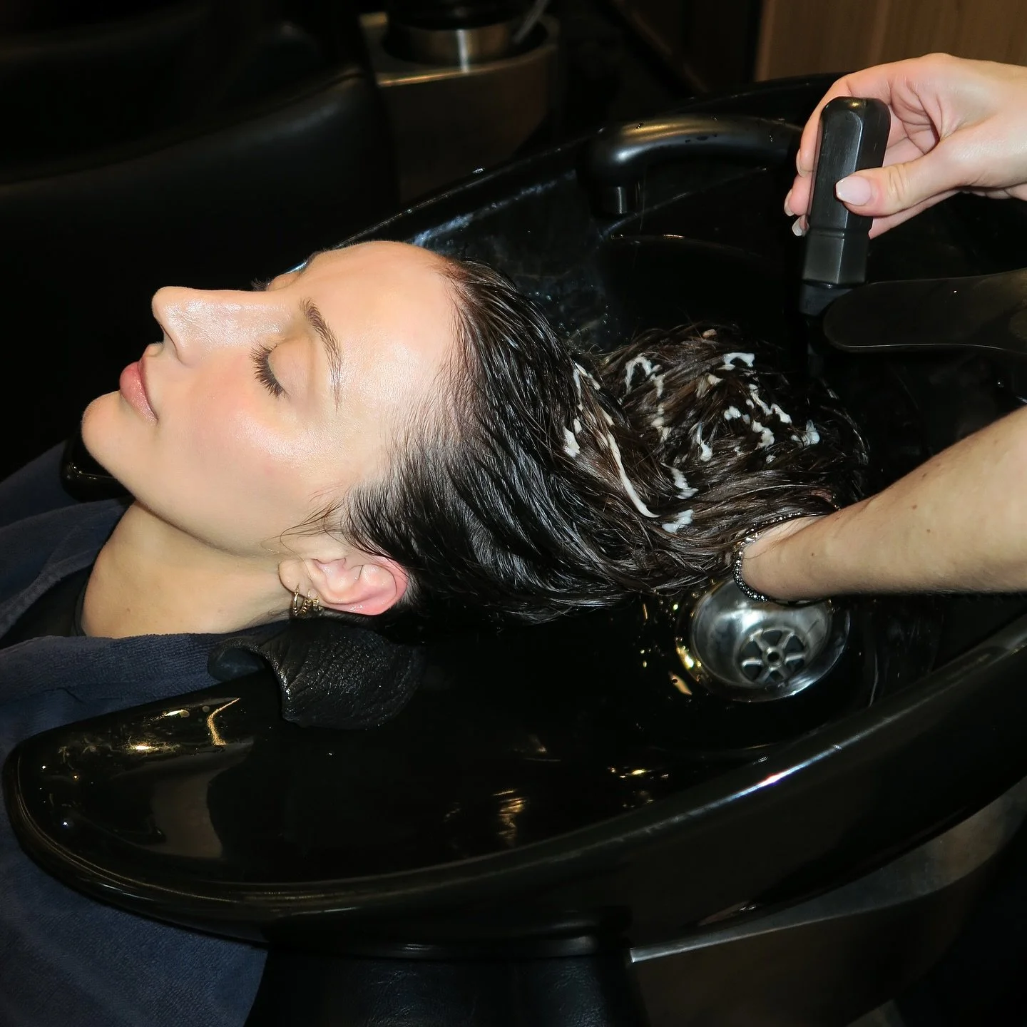 The Oribe Experience 🤎
Colour &amp; Style @alyssa.yseecoiffeur 

#perthhairsalon #perthhairdresser #perthhair #oribe #redken #redkenobessed