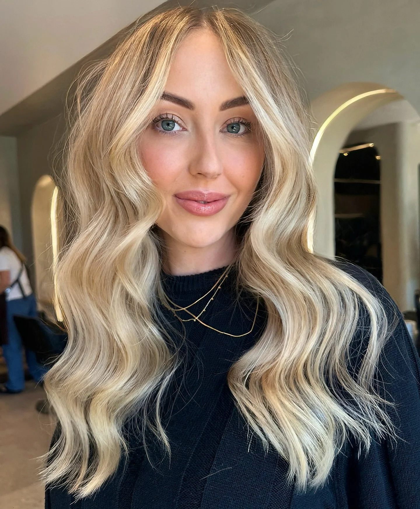 From lifeless hair to full, glossy, and glam ✨
We refreshed her colour, added soft face-framing foils, and used a few Showpony tape extensions around the hairline for that extra fullness.

#perthhair #perthhairsalon #perthhairdresser #perthhairstylis