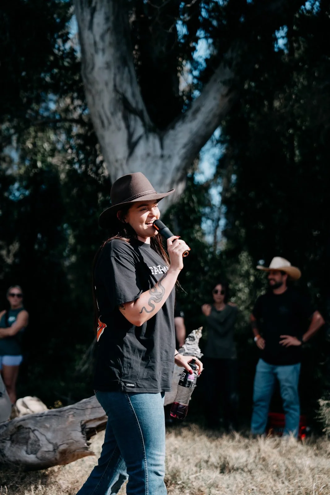 Zoe from The Farm Jam on the microphone in an Akubra at Tocal College