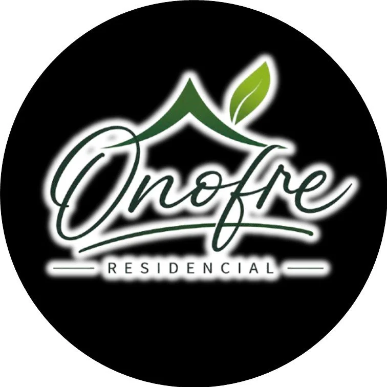 Logotipo de Onofre Residencial con letras verdes y un diseño de hojas, en un fondo negro.