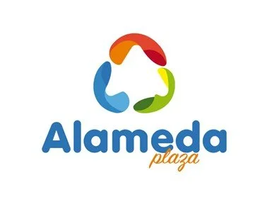 Logotipo del centro comercial Alameda Plaza con un diseño circular de colores y el texto en azul y naranja.