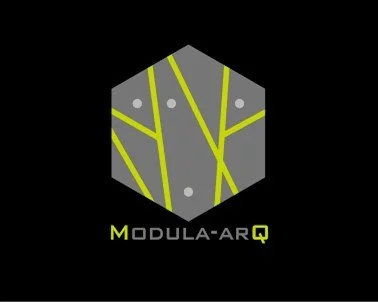 Logotipo de Modula-AR Q con un hexágono gris con líneas amarillas y puntos grises en un fondo negro.