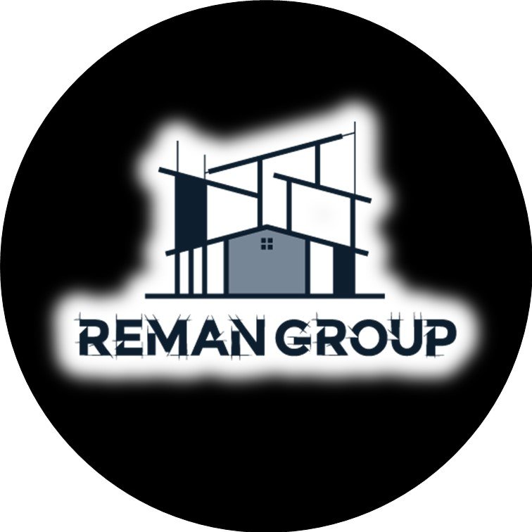 Logotipo de Reman Group con un diseño de estructura de edificio y el nombre en letras mayúsculas.