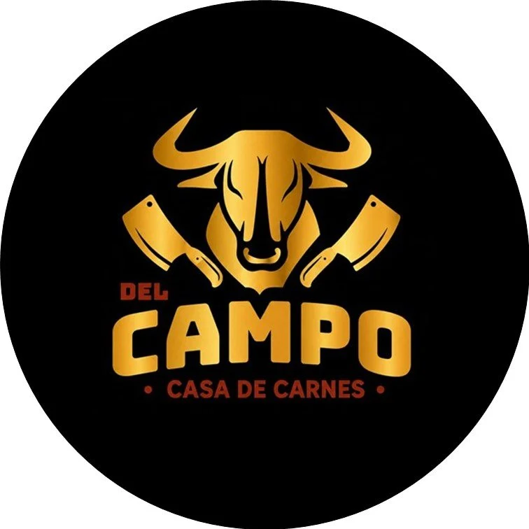 Logotipo de una casa de carnes llamada 'Del Campo', con una cabeza de toro y dos cuchillos dorados cruzados.