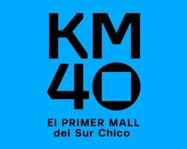 Logo azul con fondo azul y texto en negro y blanco que dice 'KM 40' y 'El primer mall del Sur Chico'.