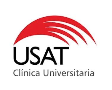 Logotipo de USAT Clínica Universitaria con un arco rojo y texto en negro