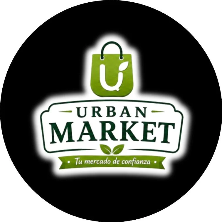 Logo de un mercado llamado Urban Market con un fondo negro, que incluye un carrito de compras verde con una hoja y el texto 'URBAN MARKET' en letras grandes, y una cinta verde con la frase 'Tu mercado de confianza'.