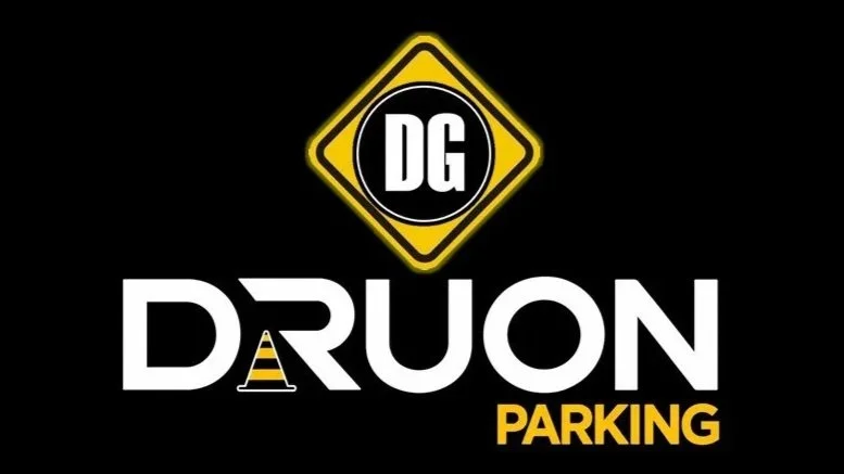 Logotipo con letras negras y blancas que dice 'Druon Parking' y un símbolo amarillo y negro en forma de cartel de advertencia con 'DG' en el centro.