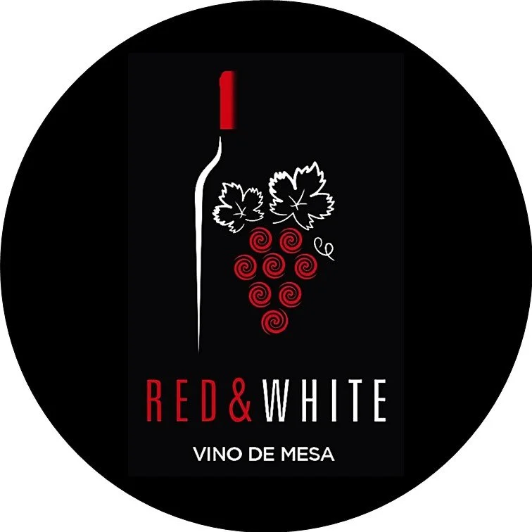 Etiqueta de vino con un diseño de uvas, hojas de vid y un sacacorchos en colores rojo, blanco y negro.
