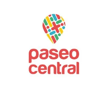 Logo de Paseo Central con un diseño colorido de un mapa en la parte superior y el texto en rojo debajo.