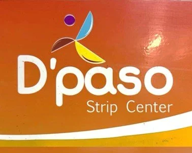 Logotipo del centro de strip tease llamado D'paso Strip Center, con un fondo naranja y un diseño colorido y abstracto de una figura humana.