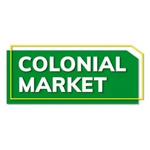 Cartel con fondo verde y borde amarillo que dice 'Colonial Market' en letras blancas.