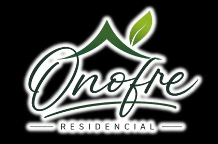 Logotipo de un fonde negro con diseño de casa y hoja en tonos verdes, con el texto 'Onofre Residencial' en letra cursiva y moderna.